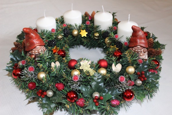 Adventní  věnec  chvojový s vánočními skřítky - Image 3