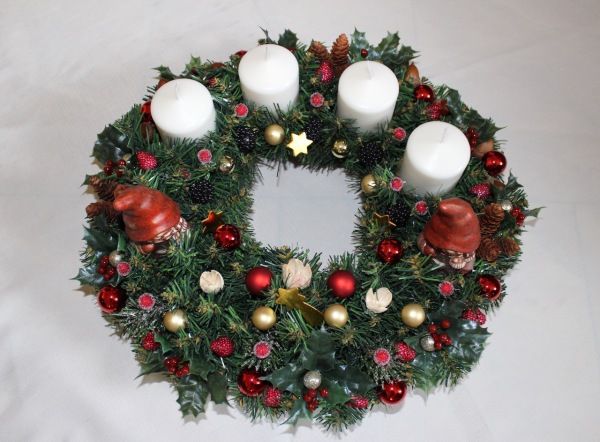 Adventní  věnec  chvojový s vánočními skřítky